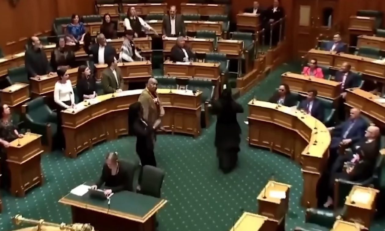 Νέα Ζηλανδία: Βουλευτές Μαορί διέκοψαν συνεδρίαση με «χάκα» σε ένδειξη διαμαρτυρίας