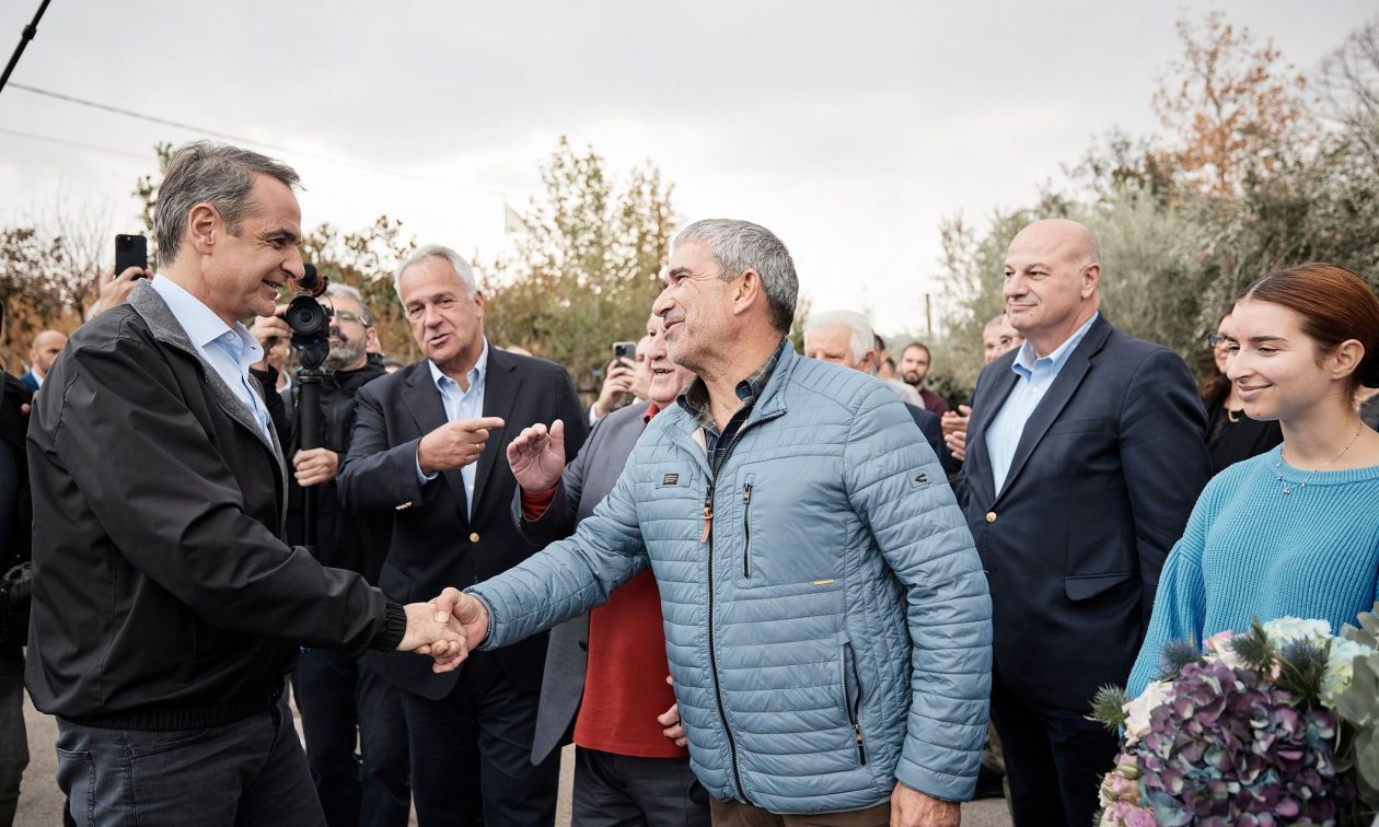 Σε φυτώριο στο Καπανδρίτι ο Μητσοτάκης – Μίλησε με αγρότες για τις προκλήσεις τους (φωτ.)