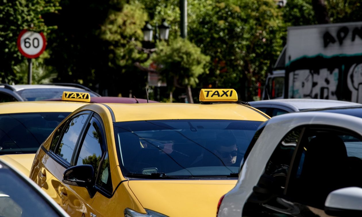 ΑΑΔΕ: «Τσουχτερό» πρόστιμο στους οδηγούς ταξί που δεν έχουν το αυτοκόλλητο – «Σαφάρι» ελέγχων