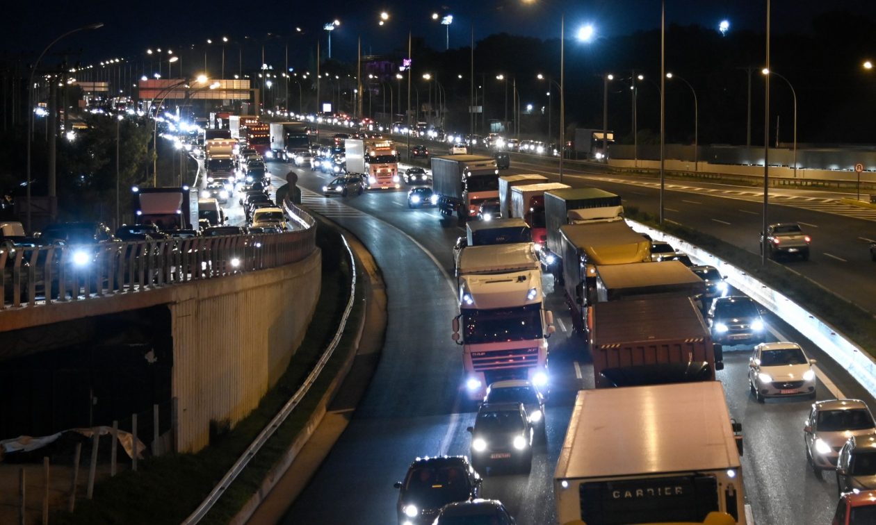 Κίνηση τώρα: Συνεχίζεται το μποτιλιάρισμα στους δρόμους – Ακινητοποιημένα οχήματα σε πολλούς δρόμους