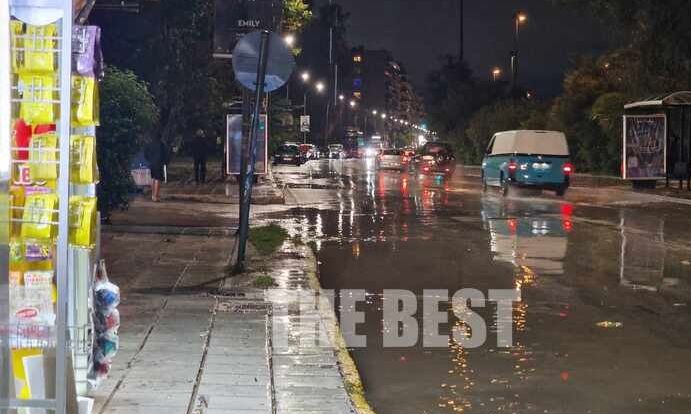 Κακοκαιρία Alexandros – Πάτρα: Με τις σκούπες στα χέρια καθαρίζουν τα φρεάτια – Πλημμύρισαν δρόμοι