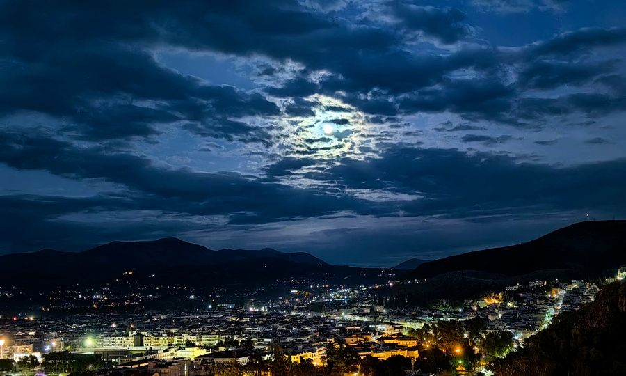 Νίκησε την κακοκαιρία Alexandros η τελευταία υπερπανσέληνος του 2024 – Εντυπωσιακές εικόνες