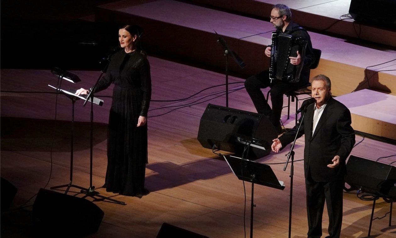 «Οι ποιητές μας τραγουδούν»: Με την Καρυοφυλλιά Καραμπέτη και τον Μανώλη Μητσιά