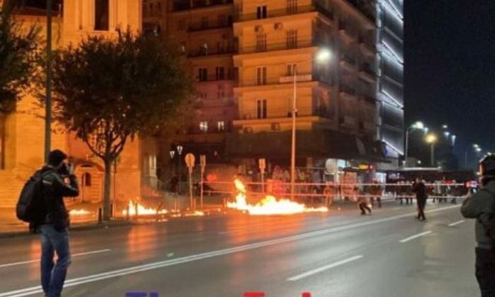 Θεσσαλονίκη: Επεισόδια στην πορεία για το Πολυτεχνείο – Έκαψαν σημαίες των ΗΠΑ και του Ισραήλ