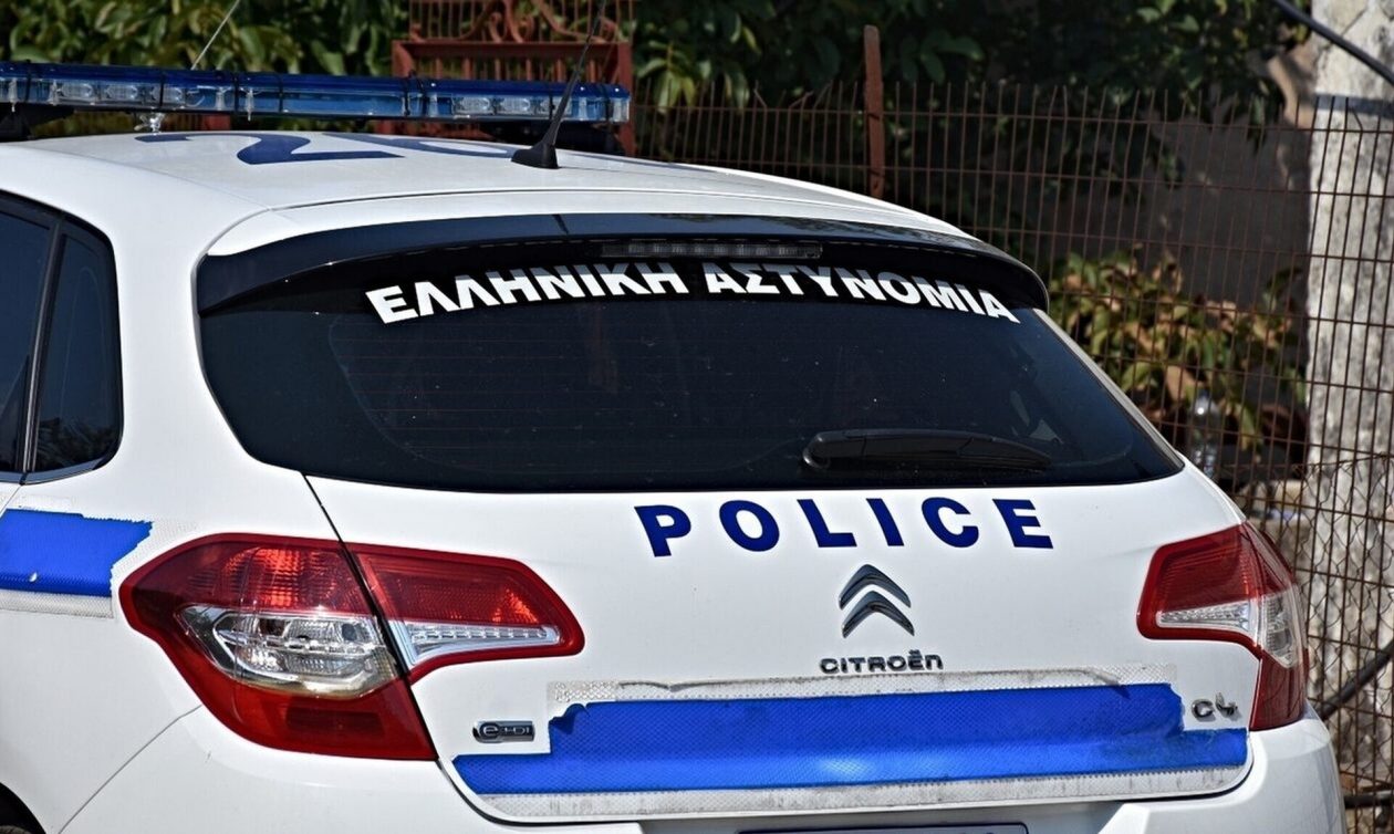 Αχαΐα: Μαχαίρια, ξιφίδια και περίστροφα αποκαλύφθηκαν σε έφοδο της ΕΛ.ΑΣ.