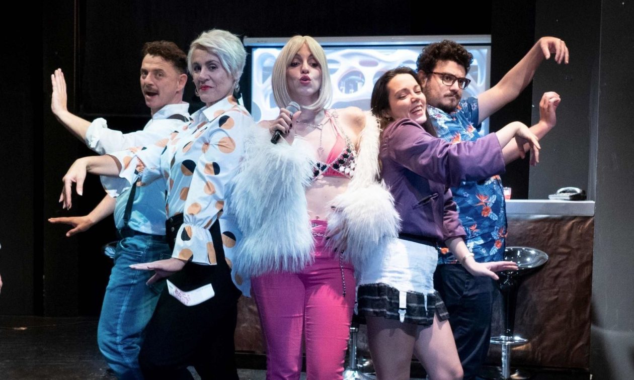 Θέατρο της Ημέρας: Μουσική, χορός, λόγος και χιούμορ στο «Άντζελο Μπαρ»