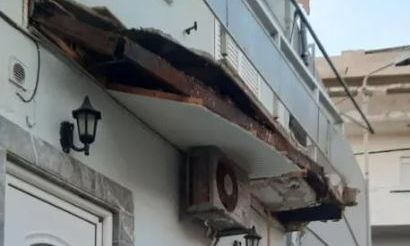 Ξηλώθηκε ολόκληρο μπαλκόνι στο Ηράκλειο – «Κρατιέται» από την εξωτερική μονάδα κλιματιστικού