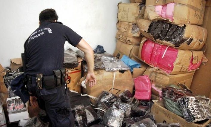 Πάτρα: Ράσα, κουρέλια και…παντόφλες! Αυτά έστελναν οι απατεώνες στα δέματά τους