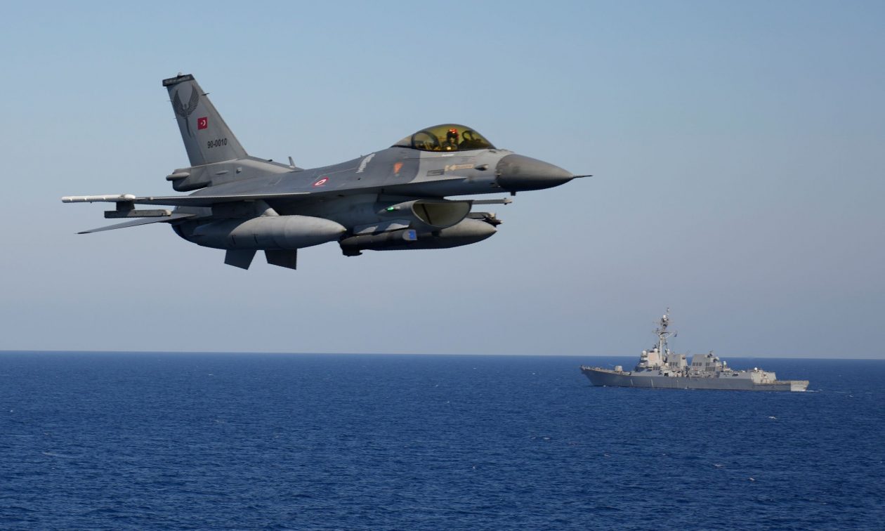 Μπαράζ τουρκικών προκλήσεων στο Αιγαίο – Εισβολή και επικίνδυνοι σχηματισμοί από 17 μαχητικά