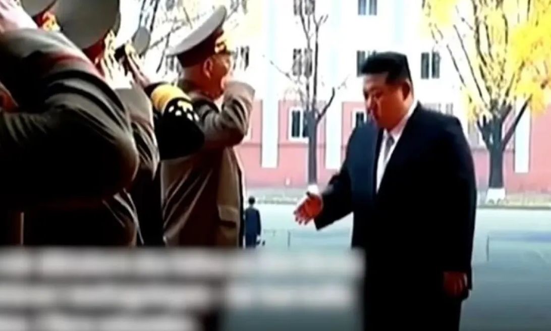 Κιμ Γιόνγκ Ουν: Η άβολη χειραψία του με αξιωματικό – Τον άφησε για δευτερόλεπτα με το χέρι στον αέρα