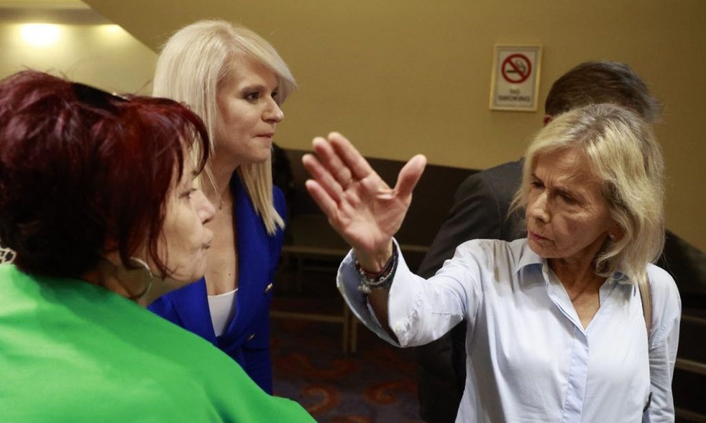 Ανεξαρτητοποιήθηκαν Γιώτα Πούλου και Θεοδώρα Τζάκρη – Αξιωματική αντιπολίτευση το ΠΑΣΟΚ