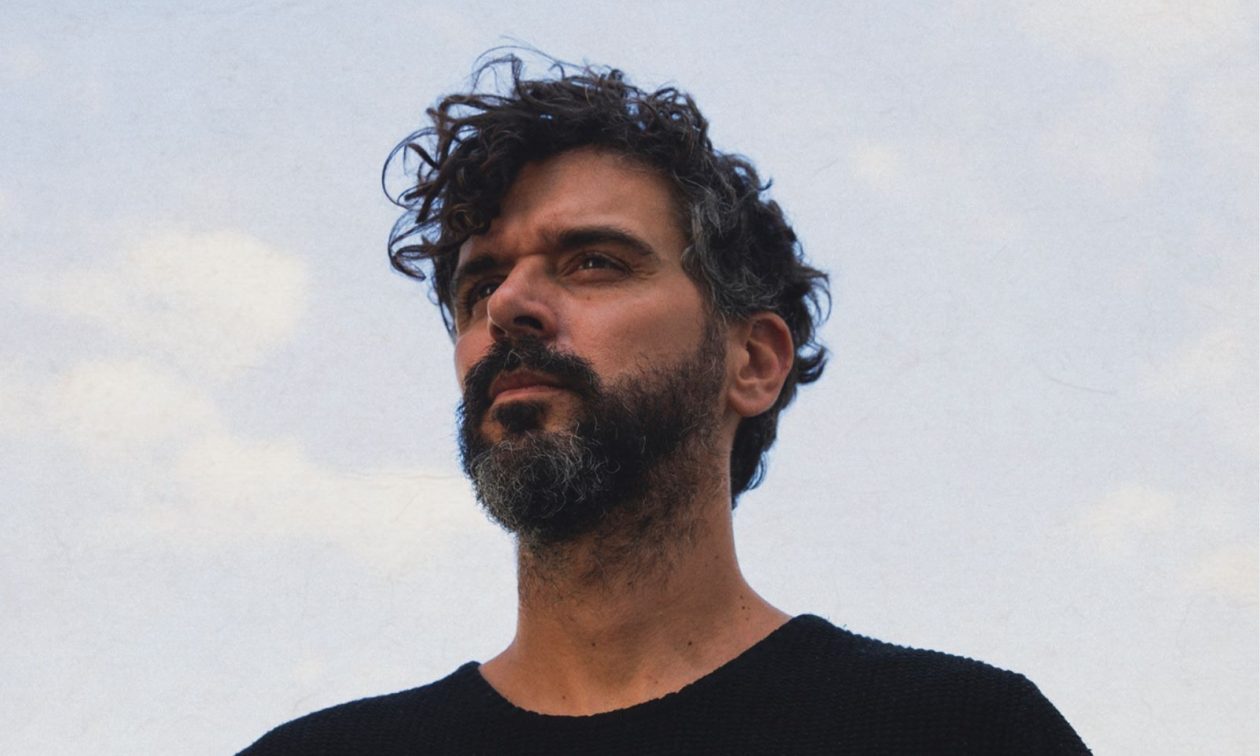 Πέτρος Κλαμπάνης: Ο σπουδαίος μπασίστας παρουσιάζει το νέο του άλμπουμ ζωντανά