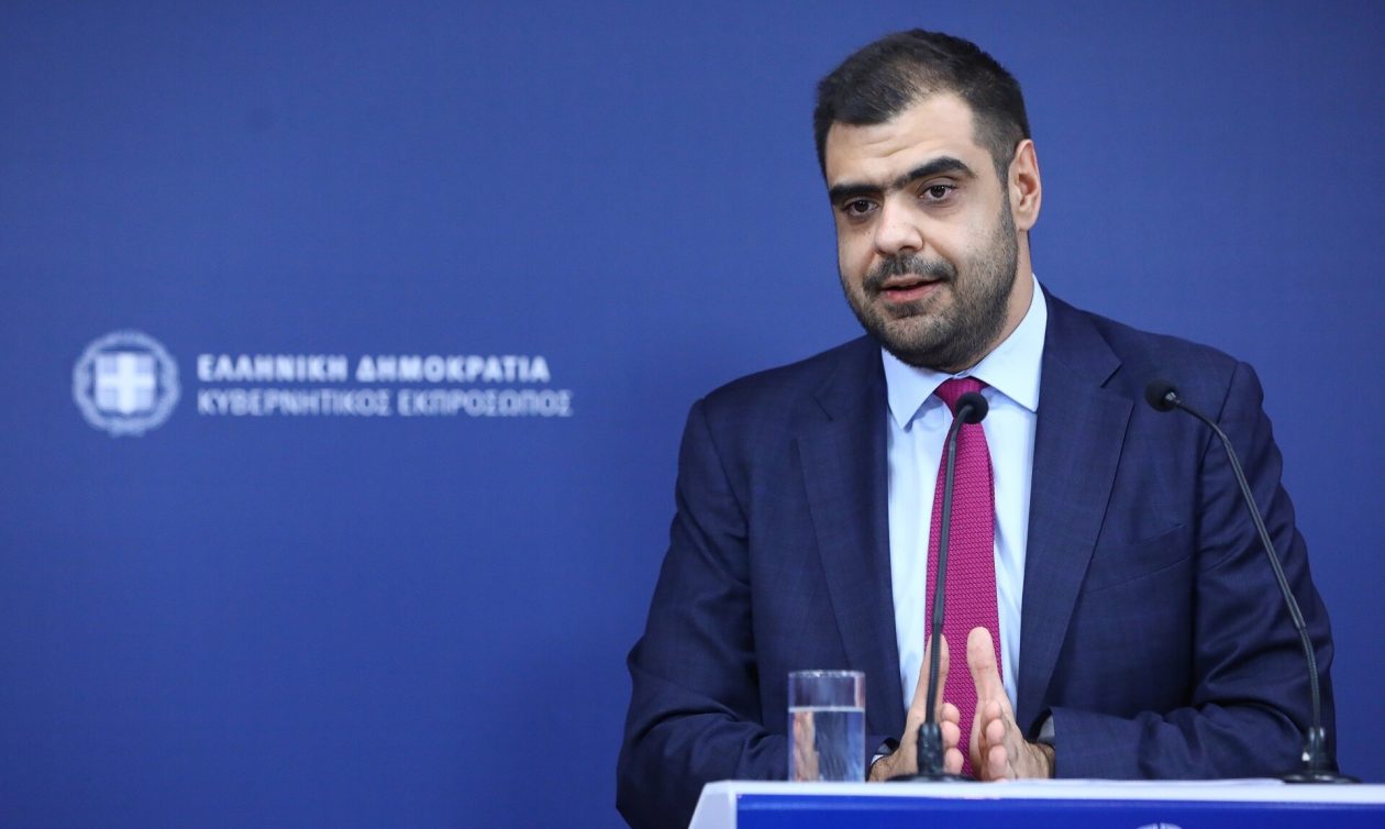 LIVE η ενημέρωση των πολιτικών συντακτών από τον κυβερνητικό εκπρόσωπο, Παύλο Μαρινάκη