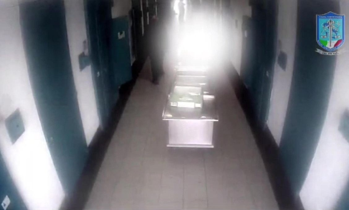 Εξπρές του μεσονυχτίου α λα ιταλικά: Χτυπούσαν, έγδυναν και «έλουζαν» με ούρα κρατούμενους