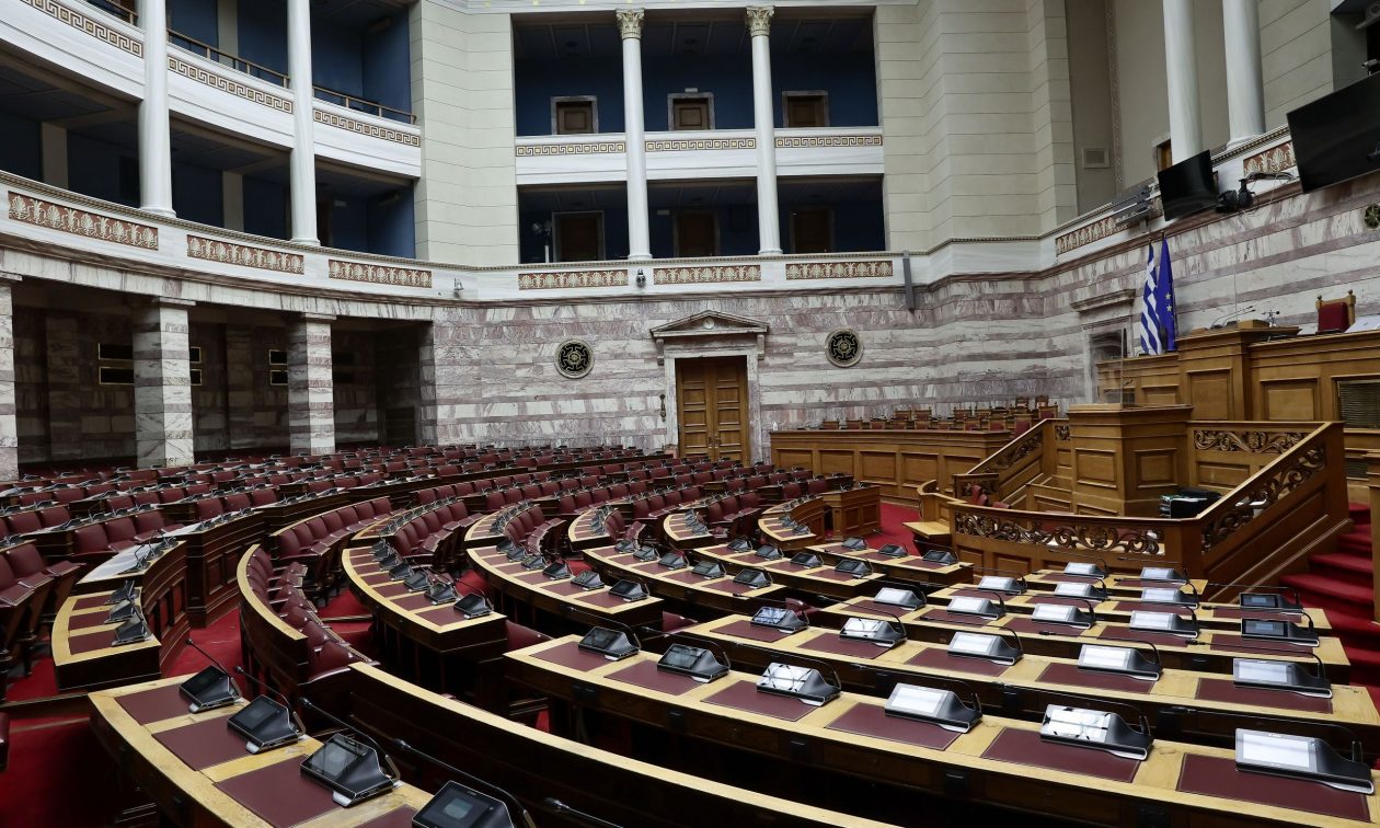 Αξιωματική Αντιπολίτευση vs Τρίτο Κόμμα:Τι κερδίζει το ΠΑΣΟΚ και τι χάνει ο ΣΥΡΙΖΑ