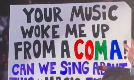 Coldplay: Η στιγμή που ανέβασαν θαυμαστή στη σκηνή – «Η μουσική σας με ξύπνησε από κώμα»