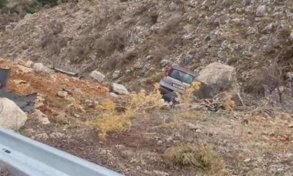 Χίος: Απίστευτο τροχαίο με 97χρονο οδηγό – Έπεσε σε χαράδρα 10 μέτρων