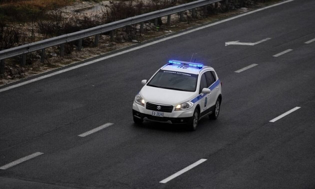 Δράμα: Έχασαν το μέτρημα οι αστυνομικοί – Διακινητής στοίβαξε 16 μετανάστες σε ένα τζιπ
