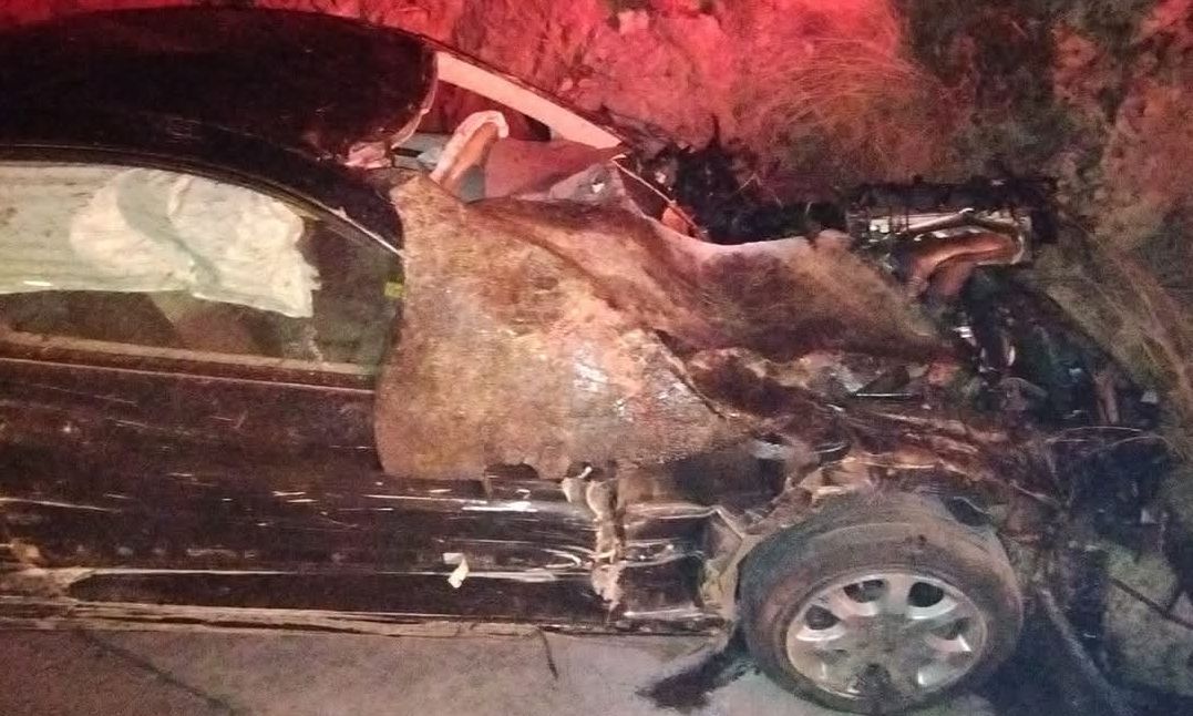 Τροχαίο στην εθνική οδό Χανίων – Ρεθύμνου: Αυτοκίνητο «καρφώθηκε» σε βράχια