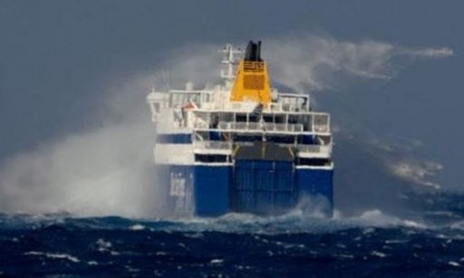 Προβλήματα στις Κυκλάδες λόγω της κακοκαιρίας – Δεν έδεσαν καράβια, κινδύνευσαν σκάφη
