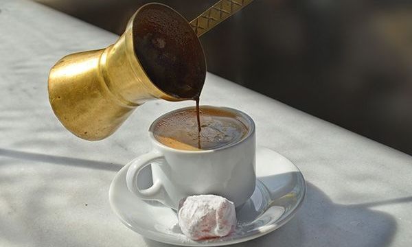 Όταν ο καφές γινόταν δοκιμασία για τον γάμο: Το παράξενο έθιμο με το αλάτι ως καψόνι για τον γαμπρό