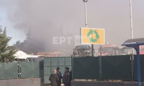 Κορωπί: Υπό έλεγχο η φωτιά λόγω έκρηξης σε χώρο ανακύκλωσης μετάλλων