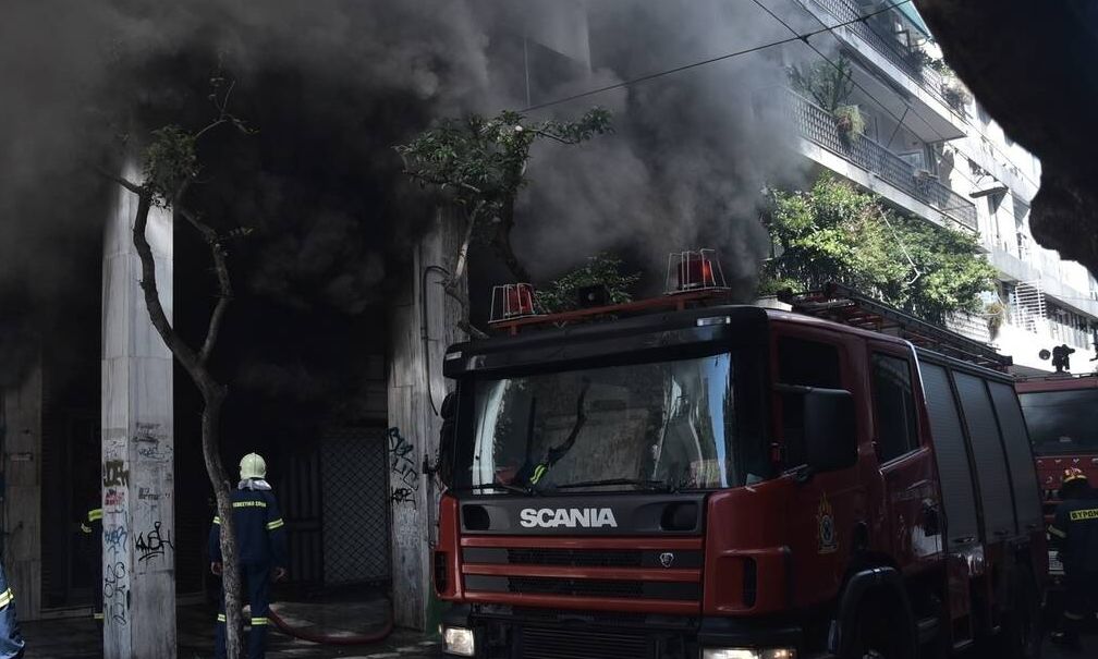 Λήμνος: Χωρίς τις αισθήσεις του ανασύρθηκε άνδρας, έπειτα από πυρκαγιά σε διαμέρισμα