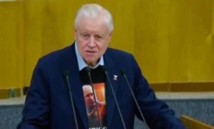 Εμφανίστηκε στην ρωσική Βουλή με μπλουζάκι Oreshnik – Πλήθος αντιδράσεων