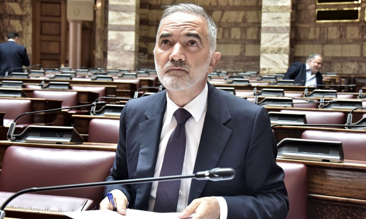 Επεισόδιο Σαλμά – Πετραλιά στη Βουλή για τον προϋπολογισμό  – Το μειδίαμα που άναψε φωτιά