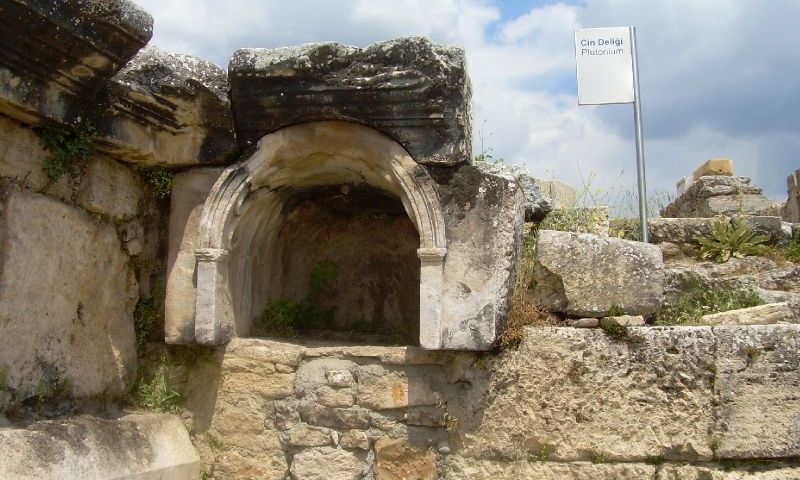 Πλουτώνιον: Οι «πύλες του Άδη» στην Τουρκία – Γιατί απαγορεύεται να τις επισκεφτείτε
