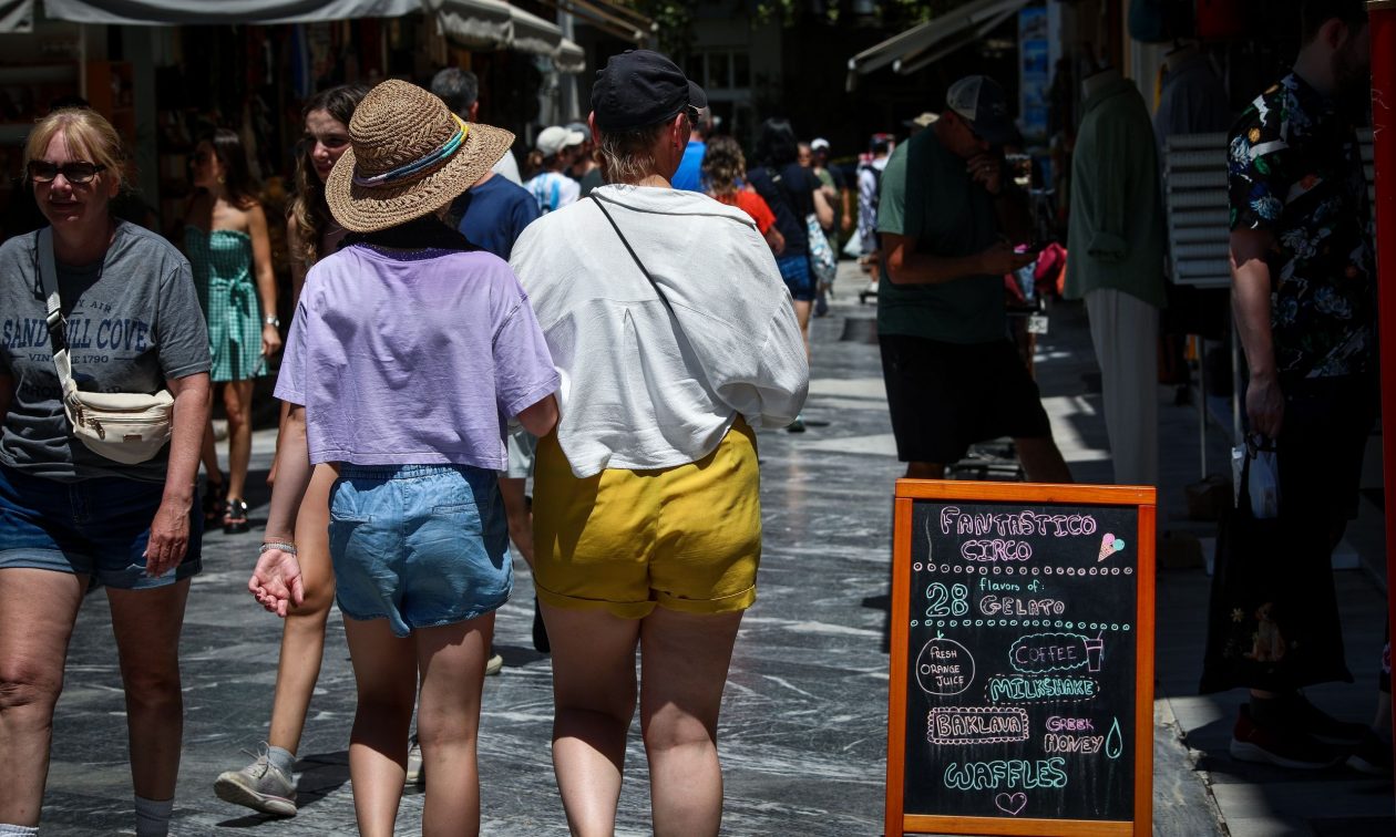 Οι τουρίστες δεν ξεχνούν την Ελλάδα, αλλά ανησυχούν για την κλιματική αλλαγή – Έρευνα του ΙΝΣΕΤΕ