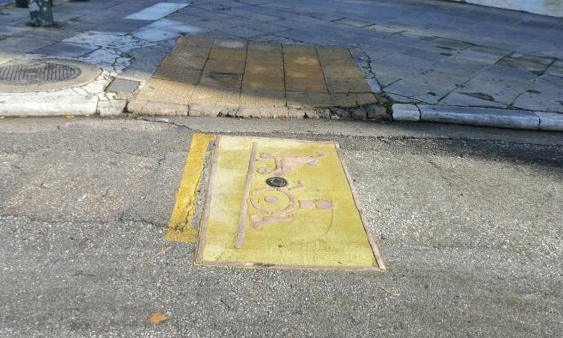 Tι είναι αυτά τα κίτρινα κουτιά στο κέντρο της Αθήνας