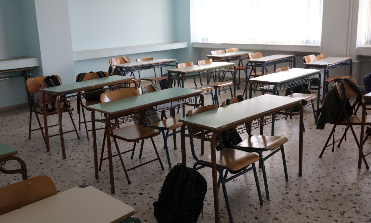 Aγρίνιο: 14χρονος απείλησε με μαχαίρι συμμαθήτριά του – Συνελήφθησαν μαθητές και γονιός