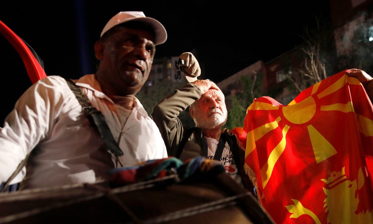 Νέο ράπισμα της Κομισιόν στα Σκόπια: «Αλλάξτε το Σύνταγμα, αν θέλετε να έρθετε στην Ευρωπαϊκή Ένωση»