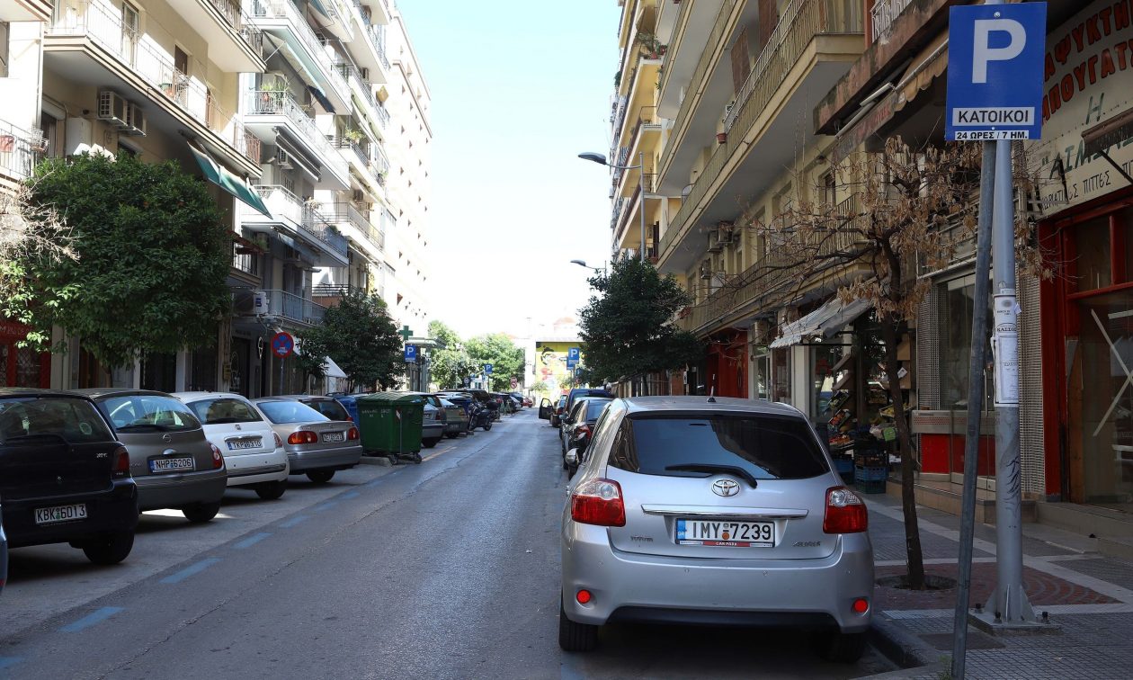 Αυτό είναι το πρόστιμο αν «καβατζώνεις» θέση πάρκινγκ με γλάστρες και καρέκλες