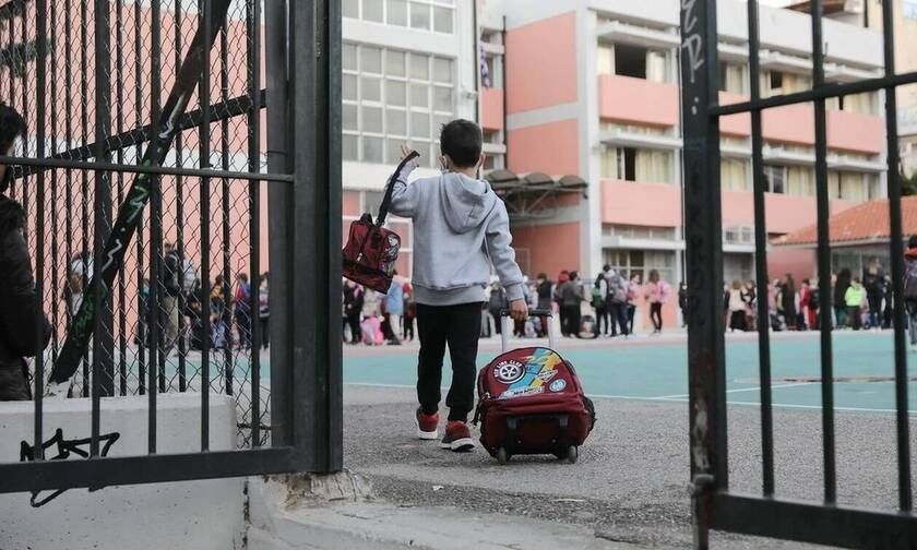 Σοβαρή καταγγελία στην Ηλεία: Οδηγός λεωφορείου ΚΤΕΛ άφησε αιμόφυρτο παιδί σε σχολείο