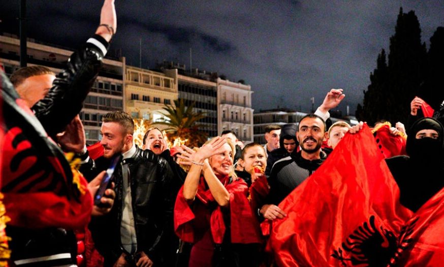 Αδιανόητο! Αλβανοί ύψωσαν σημαίες μπροστά στον άγνωστο στρατιώτη – Τα συνθήματα και οι χοροί