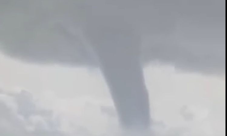 Εντυπωσιακός υδροστρόβιλος καταγράφηκε στο Ιόνιο