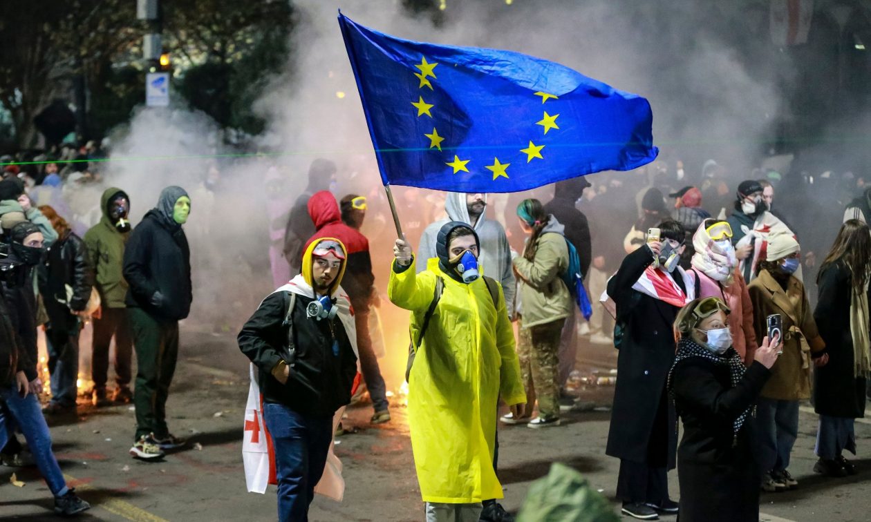Γεωργία: Φιλοευρωπαίοι διαδηλωτές συγκρούστηκαν με την αστυνομία για δεύτερη νύχτα