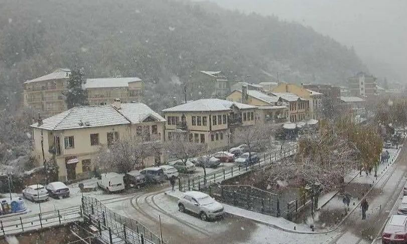 «Κακοκαιρία Bora»: Ντύθηκε στα «λευκά» η Φλώρινα – Μαγευτικές εικόνες από το χιονισμένο τοπίο