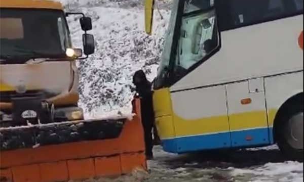 Καστοριά: Αίσιο τέλος στην περιπέτεια επιβατών λεωφορείου που «κόλλησε» από τα χιόνια στην Κλεισούρα
