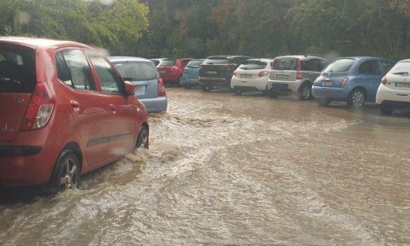 Κακοκαιρία Bora: «Μπήκε το νερό μέσα στο σπίτι, εγκλωβίστηκε κόσμος, παρασύρθηκαν ΙΧ», λέει κάτοικος
