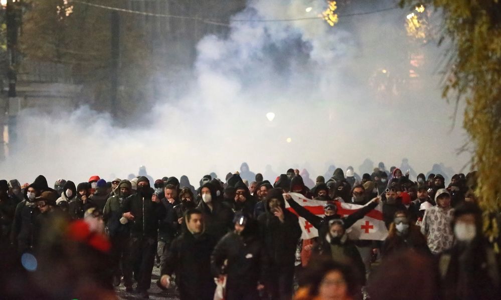 Xάος στη Γεωργία: Η αστυνομία έκανε χρήση δακρυγόνων για να διαλύσει διαδηλωτές