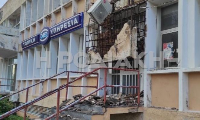 Κακοκαιρία BORA – Τρόμος στη Ρόδο: Κατέρρευσε τμήμα εισόδου στο κτήριο του ΟΑΕΔ