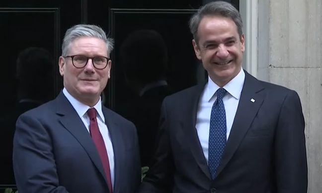 Ο Κυριάκος Μητσοτάκης έφτασε στη Ντάουνινγκ Στριτ για τη συνάντηση με τον Κιρ Στάρμερ