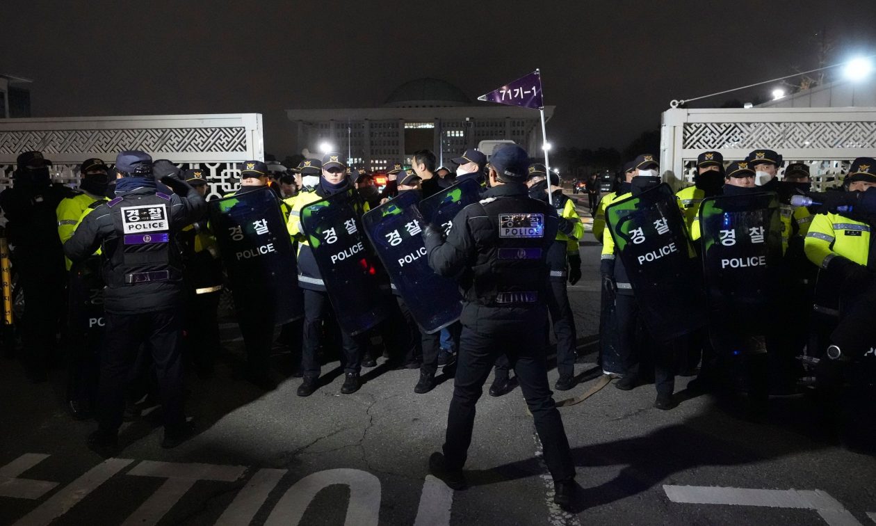 LIVEBLOG: Ραγδαίες εξελίξεις στη Νότια Κορέα – Κηρύχθηκε στρατιωτικός νόμος, επεισόδια στη Βουλή