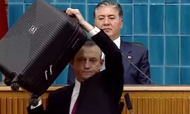 Toυρκία: Σόου από τον αρχηγό της αντιπολίτευσης στη Βουλή – Πήγε με βαλίτσα γεμάτη χρήματα