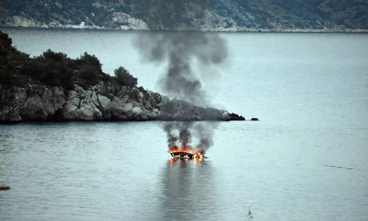 Φωτιά σε σκάφος στο Πέραμα