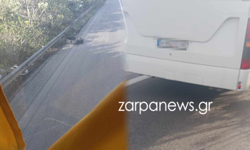 Απίστευτο και όμως ελληνικό: Λάστιχο ξεκόλλησε από λεωφορείο που μετέφερε μαθητές