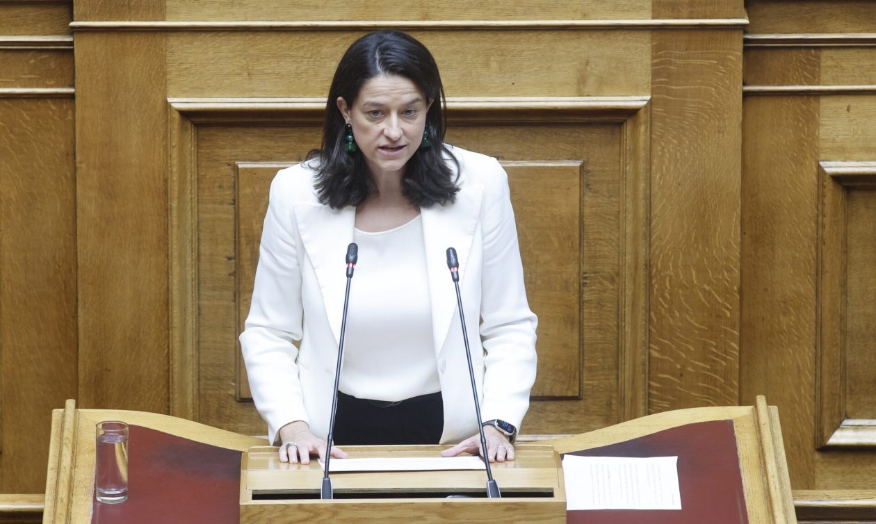 Με… το ίδιο νόμισμα «πλήρωσε» η Κεραμέως το αμήχανο ΠΑΣΟΚ για τον κατώτατο μισθό